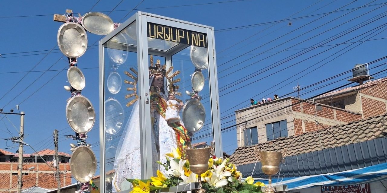 COMIENZA LA ENTRADA Y MILES DE DEVOTOS BAILAN PARA LA LA VIRGEN DE URKUPIÑA
