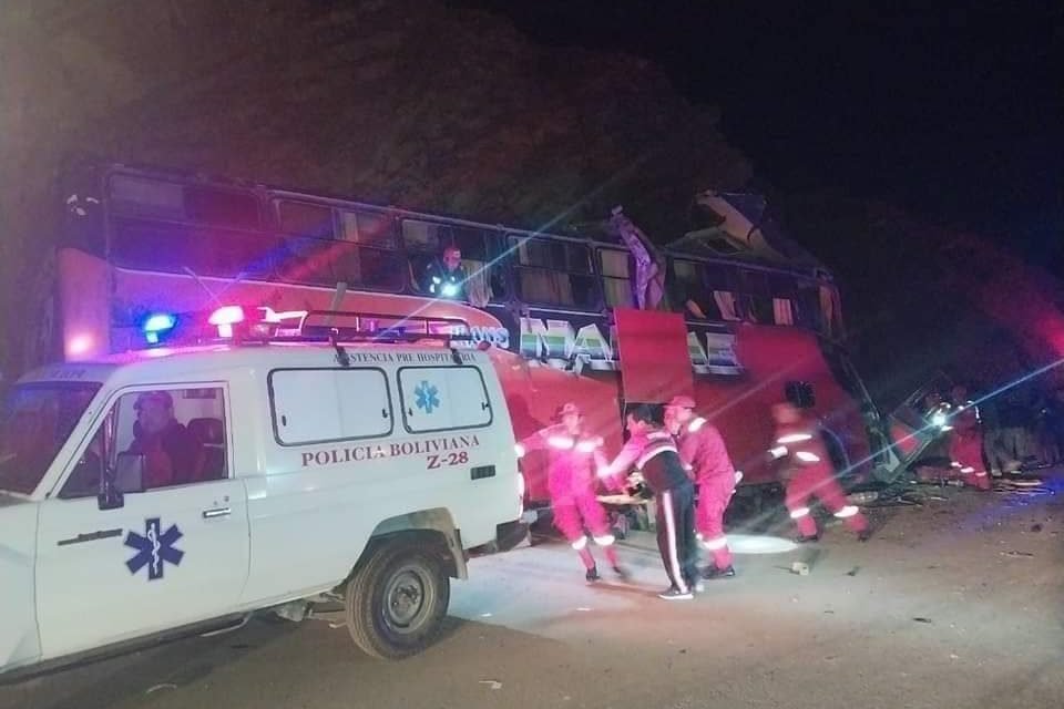 BUS CHOCA CONTRA UNA PEÑA Y DEJA 14 FALLECIDOS Y VARIOS HERIDOS EN CARRETERA A TARIJA