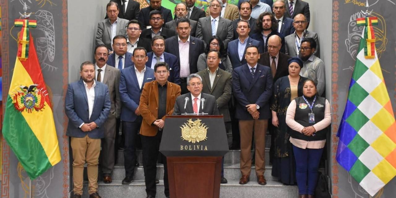 GOBIERNO DESCARTA CONTROL DE DIVISAS Y FIRMA ACUERDO DE 17 PUNTOS CON EMPRESARIOS