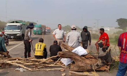 AYOREOS BLOQUEAN LA RUTA SANTA CRUZ TRINIDAD  
