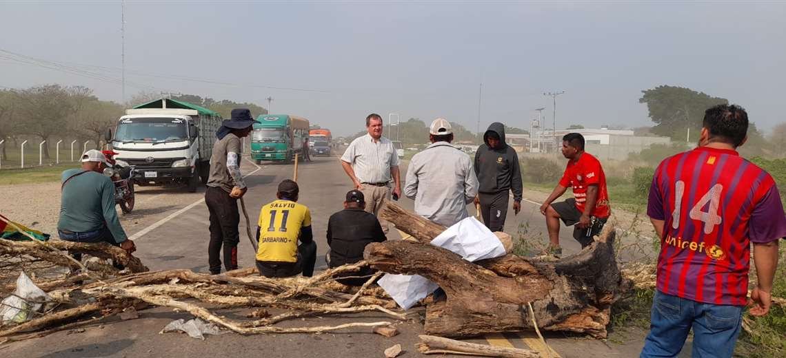 AYOREOS BLOQUEAN LA RUTA SANTA CRUZ TRINIDAD  