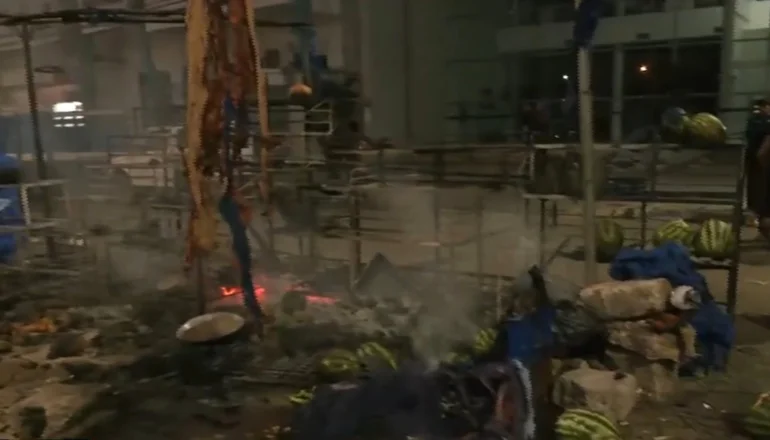 INCENDIO CONSUME  CASETA EN UN MERCADO DE PAMPA DE LA ISLA
