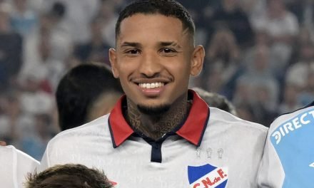 EN ESTADO «CRÍTICO» FUTBOLISTA QUE SE DESPLOMÓ EN PARTIDO DE LIBERTADORES