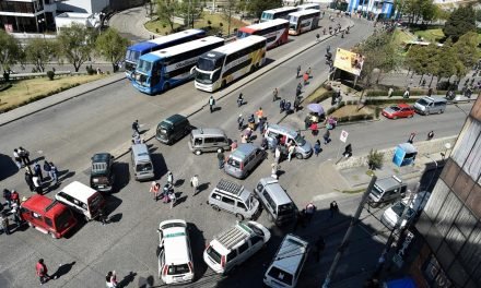 EN LA CIUDAD DE LA PAZ SE REGISTRAN AL MENOS TRES PUNTOS DE BLOQUEO POR TRANSPORTISTAS