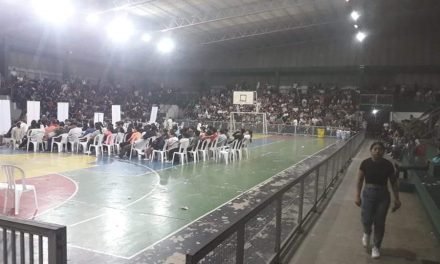 TUMULTO DE GENTE EN EL COLISEO SANTA ROSITA A MEDIA NOCHE PARA EMPADRONARSE