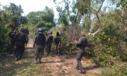 AVASALLADORES CERCARON A POLICÍAS, LOS DEJARON SIN COMIDA Y DUERMEN EN EL SUELO