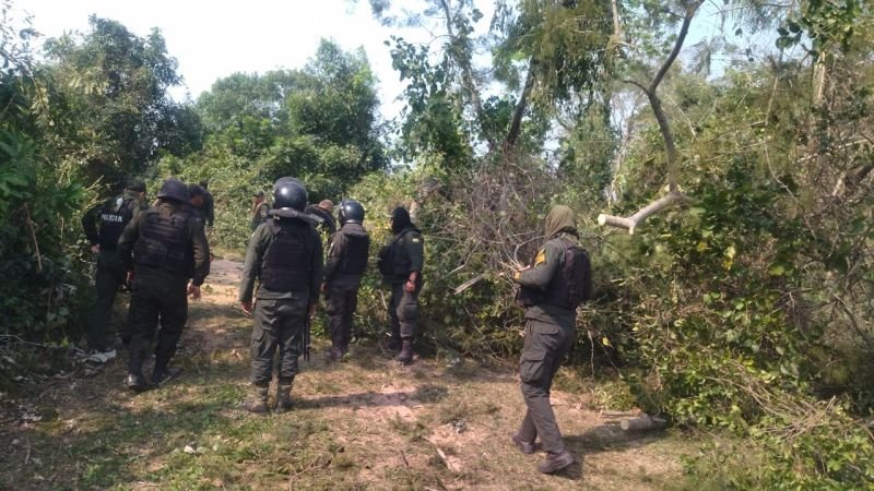 AVASALLADORES CERCARON A POLICÍAS, LOS DEJARON SIN COMIDA Y DUERMEN EN EL SUELO