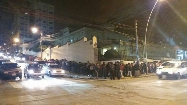 COLAPSO EN ÚLTIMO DÍA DE EMPADRONAMIENTO, ESPERAN HASTA 24 HORAS PARA EMPADRONARSE