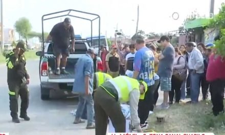 HOMBRE MUERE TRAS CAER DE UN MICRO Y GOLPEAR SU CABEZA CONTRA LA ACERA