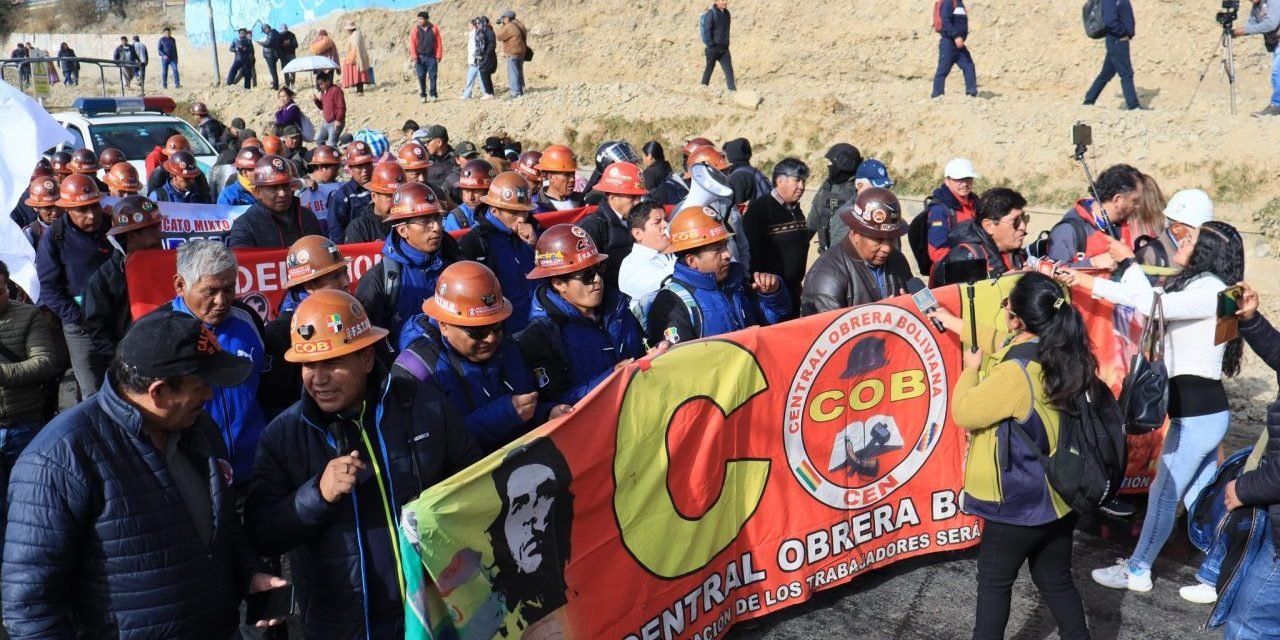 LA COB MARCHA HACIA EL CENTRO DE LA PAZ EN RESPALDO A  ARCE