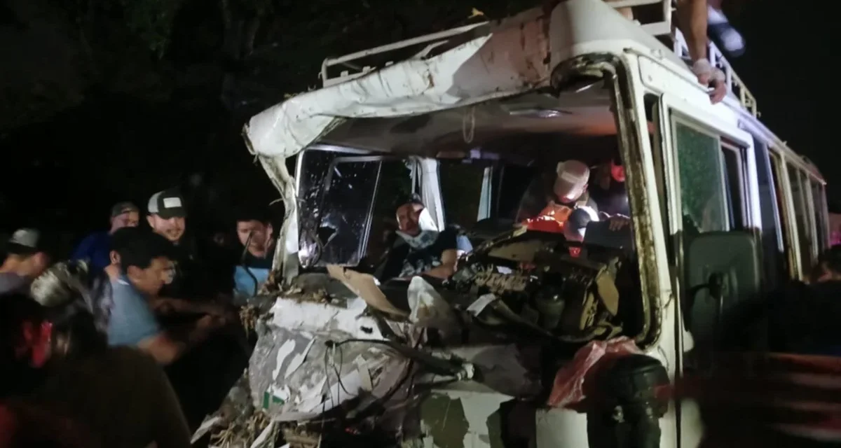 BUS CON ESTUDIANTES DE UNA PROMOCIÓN DE LA PAZ CHOCO CONTRA UN CAMIÓN