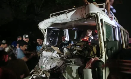BUS CON ESTUDIANTES DE UNA PROMOCIÓN DE LA PAZ CHOCO CONTRA UN CAMIÓN