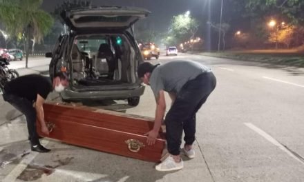 MOTOCICLISTA MUERE EN ACCIDENTE DE TRÁNSITO Y FUNERARIA LLEGA Y SE LLEVA EL CUERPO