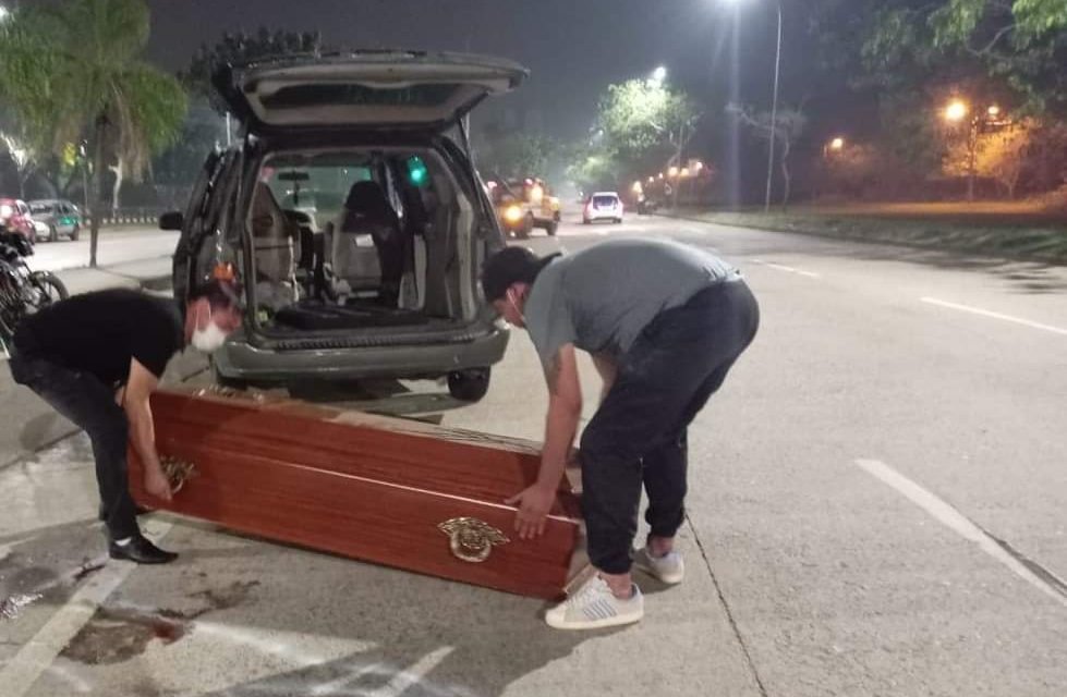MOTOCICLISTA MUERE EN ACCIDENTE DE TRÁNSITO Y FUNERARIA LLEGA Y SE LLEVA EL CUERPO