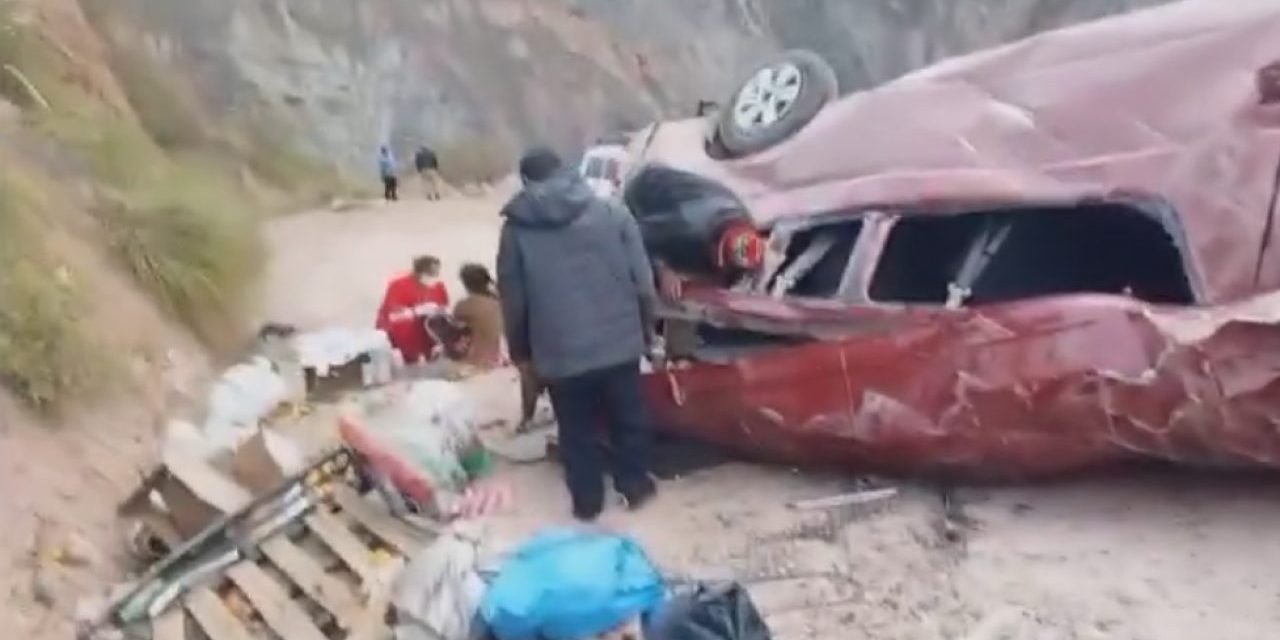 MINIBÚS VUELCA EN UNA RUTA RURAL DE LA PAZ Y DEJA SEIS FALLECIDOS