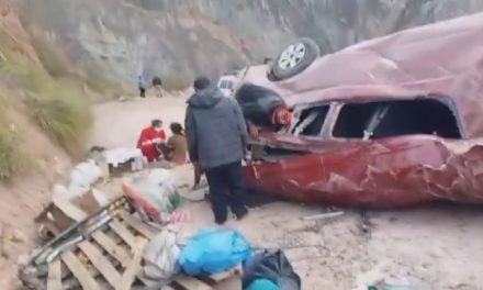 MINIBÚS VUELCA EN UNA RUTA RURAL DE LA PAZ Y DEJA SEIS FALLECIDOS
