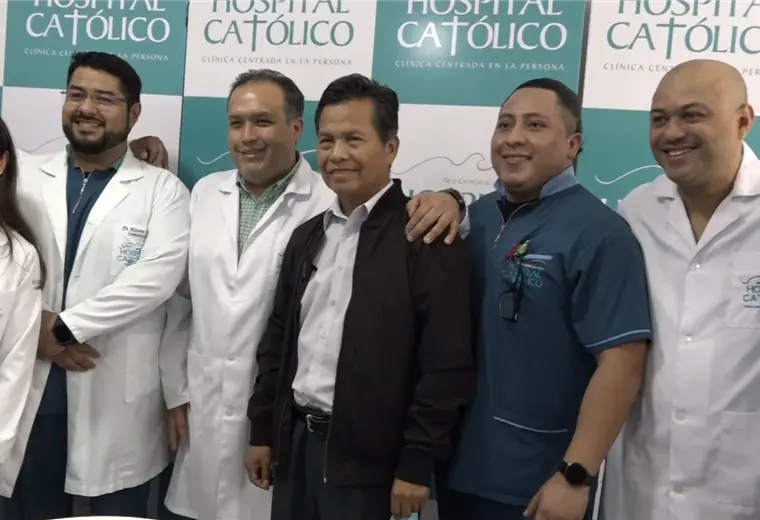 DAN DE ALTA A ARZOBISPO CRUCEÑO LUEGO DE DOS SEMANAS DE INTERNACIÓN