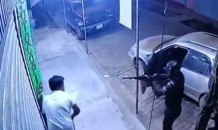 CON ARMAS LARGAS Y VIOLENCIA EXTREMA ATRACAN UN NEGOCIO DE VENTA DE ORO