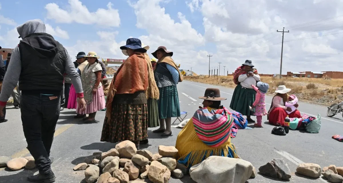 CAMPESINOS REFUERZAN PROTESTA EN LA RUTA HACIA EL LAGO TITICACA