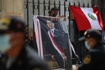 LARGAS FILAS PARA DESPEDIR A ALBERTO FUJIMORI EN PERÚ