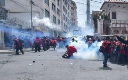TRAS GASIFICACIÓN UN GRUPO DE PONCHOS ROJOS REBASA A LA POLICÍA