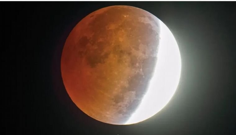 LA SUPERLUNA Y EL ECLIPSE PARCIAL DIERON UN ESPECTÁCULO NOCTURNO