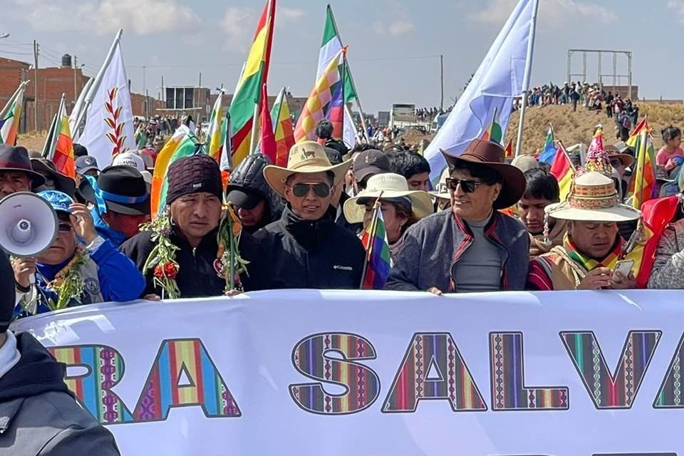 EVISMO DECIDE CONTINUAR CON SU MARCHA MORALES PIDE A MILITARES Y POLICÍAS ESTAR CON EL PUEBLO