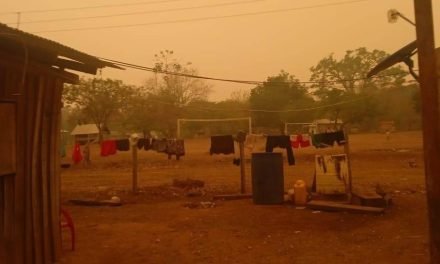 EVACUAN A FAMILIAS DE COMUNIDAD MONTE VERDE ANTE LA PROXIMIDAD DE LAS LLAMAS