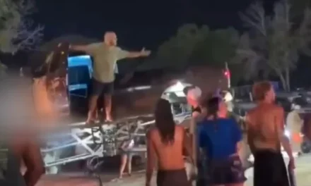 UN HOMBRE MOLESTO APLASTÓ AUTOS Y CASI ATROPELLA PERSONAS CON SU MONSTER TRUCK