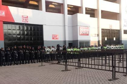 MÁS DE UN MILLAR DE POLICÍAS Y GUARDIAS  ACTIVAN OPERATIVO PARA EL DUELO ENTRE BOLIVIA Y VENEZUELA