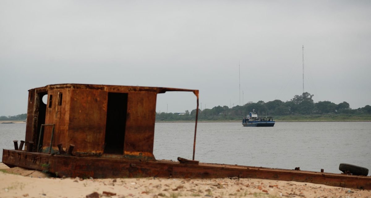 PRINCIPAL RÍO DE PARAGUAY LANGUIDECE POR SEQUÍA QUE AMENAZA SU MAYOR RUTA PARA EL COMERCIO