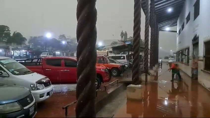 LLUVIA EN SANTA CRUZ ALCANZA A ALGUNAS COMUNIDADES AFECTADAS POR LOS INCENDIOS