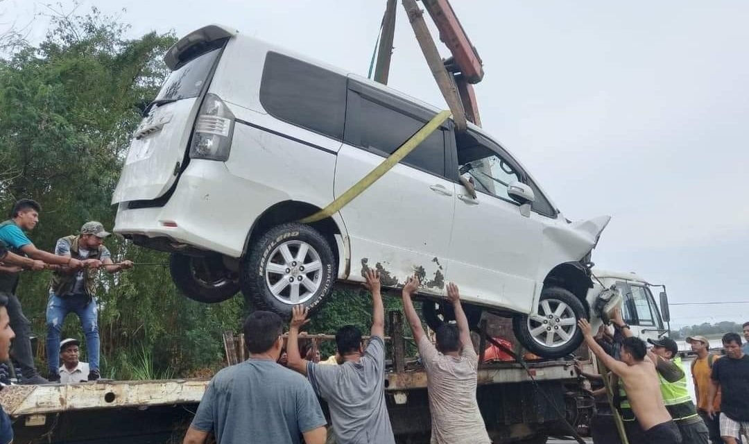 TODA UNA FAMILIA PIERDE LA VIDA AL HUNDIRSE EL VEHÍCULO DONDE VIAJABAN
