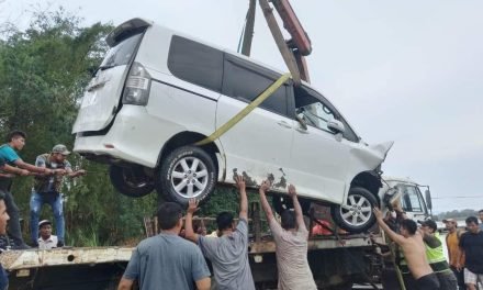 TODA UNA FAMILIA PIERDE LA VIDA AL HUNDIRSE EL VEHÍCULO DONDE VIAJABAN