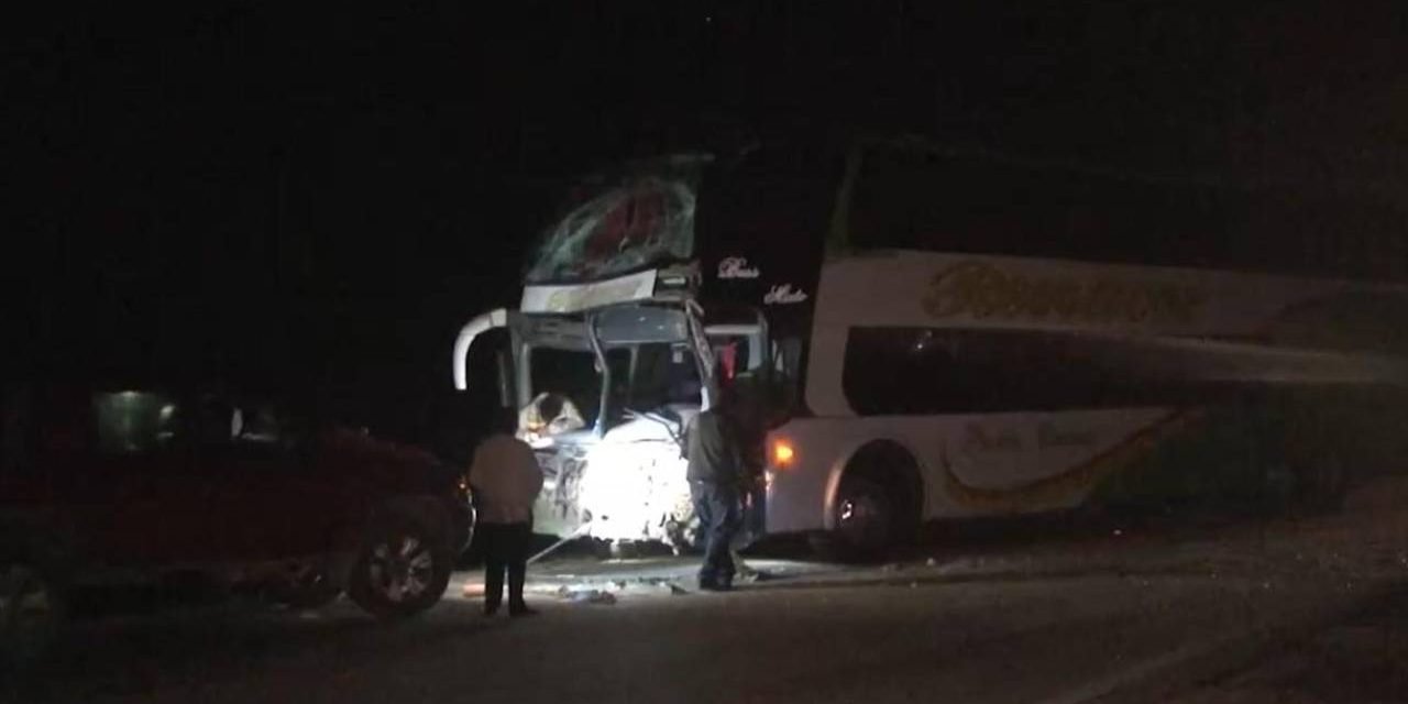 CHOFER DE BUS QUEDA ATRAPADO ENTRE LOS FIERROS TRAS IMPACTAR CONTRA OTRO VEHÍCULO