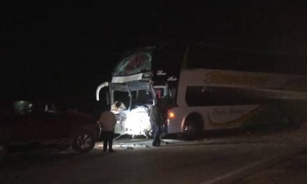 CHOFER DE BUS QUEDA ATRAPADO ENTRE LOS FIERROS TRAS IMPACTAR CONTRA OTRO VEHÍCULO