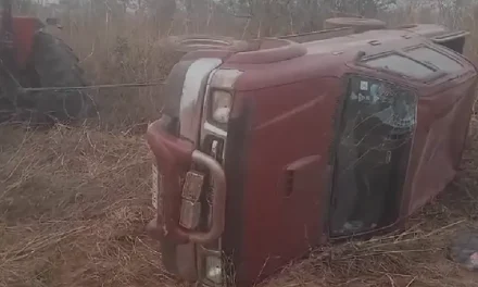 VEHÍCULO QUE TRASLADABA BOMBEROS VOLUNTARIOS SUFRE ACCIDENTE