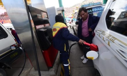 ASOSUR DENUNCIA ‘DISCRIMINACIÓN’ PORQUE  SOLO 20 SURTIDORES DE LA PAZ Y EL ALTO TIENEN COMBUSTIBLE