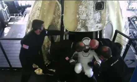 LA CÁPSULA DE SPACEX TRAJO DE REGRESO A LA TIERRA A CUATRO ASTRONAUTAS