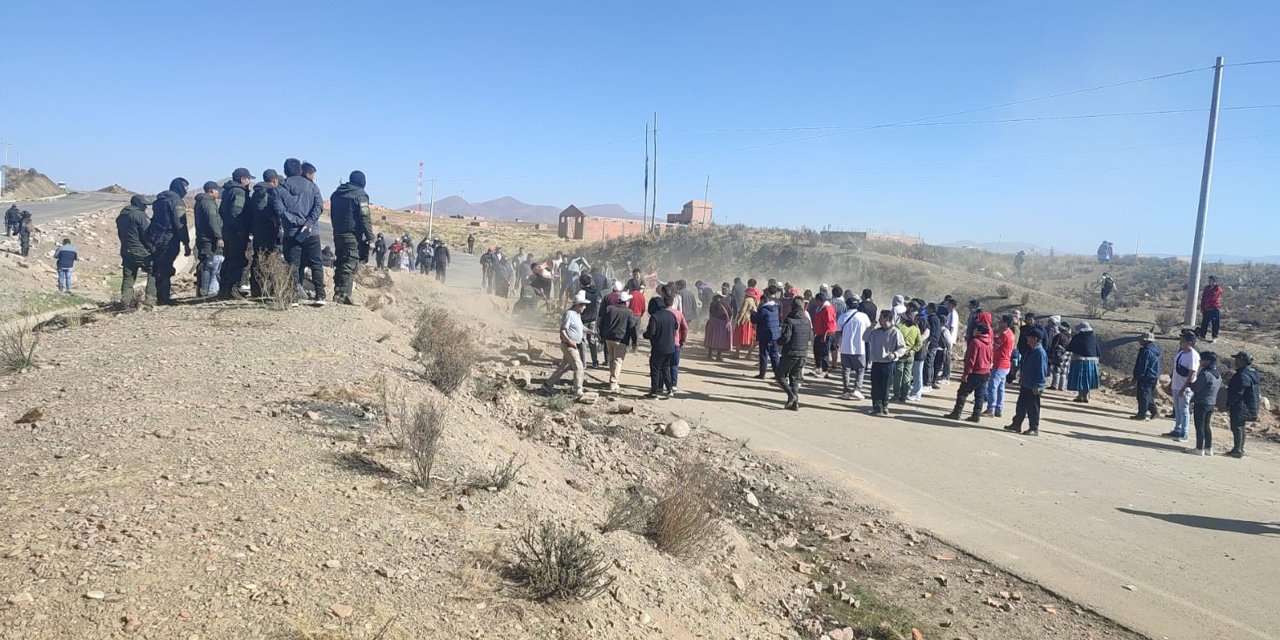 PERSISTEN 20 PUNTOS DE BLOQUEO Y LA POLICÍA INTENTA DESPEJAR LAS CARRETERAS
