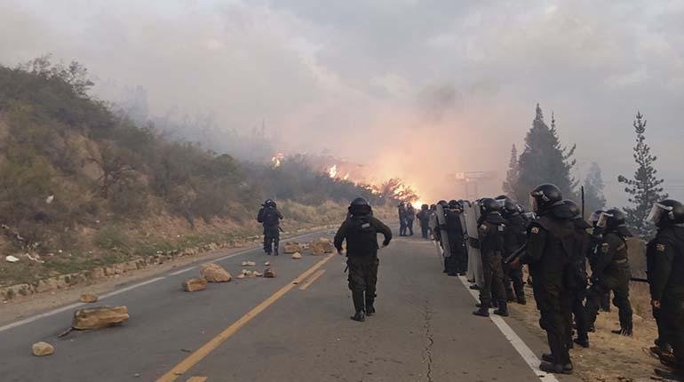 POLICÍAS RETENIDOS FUERON LIBERADOS Y RECIBEN ATENCIÓN MEDICA EN SANTA CRUZ