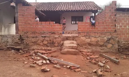 VIENTO HURACANADO DESTROZA AL MENOS 15 VIVIENDAS Y UNA ESCUELA EN SAN ANTONIO DE LOMERÍO