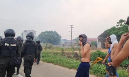 EVO DENUNCIA QUE POLICÍAS INTENTARON DESBLOQUEAR JUNTO A ‘PARAMILITARES’