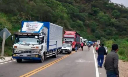 CÍVICOS DE VALLEGRANDE EN EMERGENCIA POR BLOQUEOS