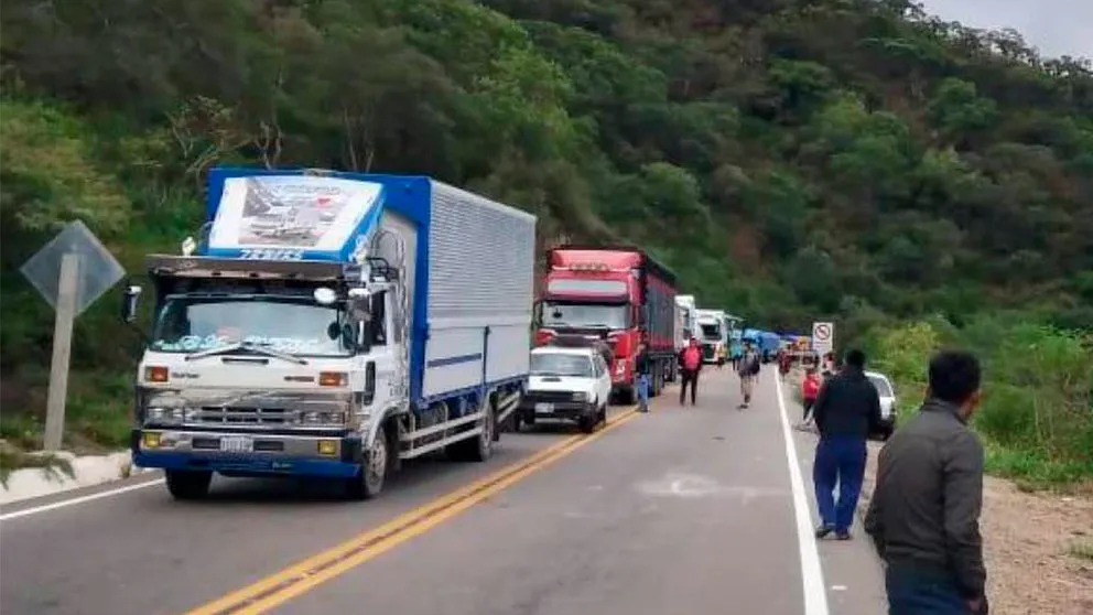 CÍVICOS DE VALLEGRANDE EN EMERGENCIA POR BLOQUEOS