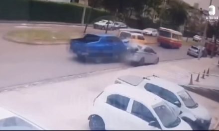 CAMIONETA IMPACTA CONTRA UN AUTO E INTENTA DARSE A LA FUGA