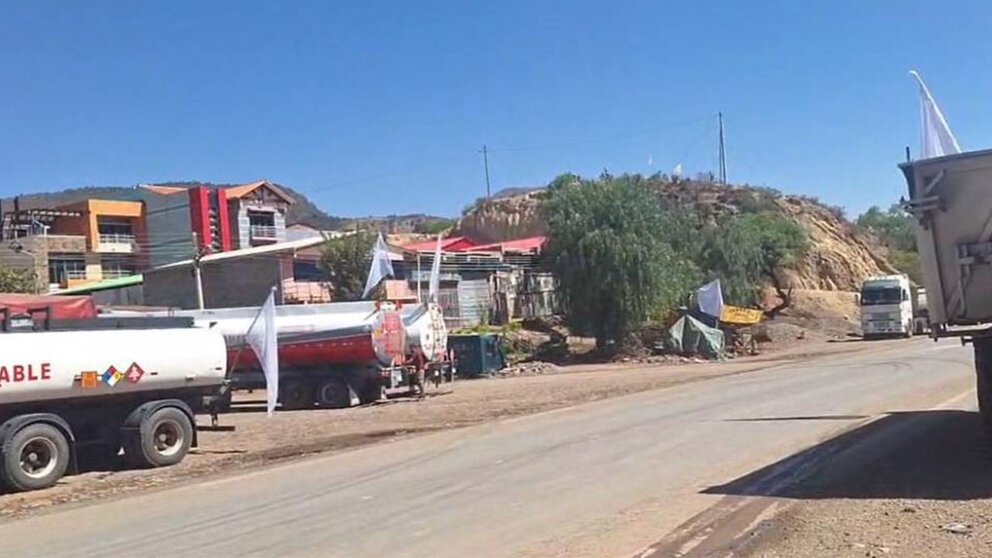 CISTERNEROS COLOCAN BANDERAS BLANCAS; ADVIERTEN CON TRAGEDIA SI HAY ENFRENTAMIENTOS DONDE ESTÁN PARADOS