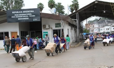 CIENTOS DE ARGENTINOS CRUZAN A BERMEJO POR COMPRAS AL POR MAYOR
