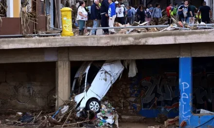 AGUACEROS EN BARCELONA PARALIZAN TRENES MIENTRAS BUSCAN VÍCTIMAS DE CRECIDAS