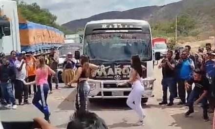 LAS ‘LINDAS CHIQUILLAS’ DE MAROYU BAILARON PARA PASAR UN PUNTO DE BLOQUEO